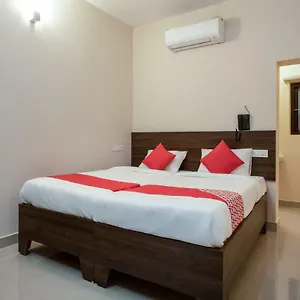 Oyo 30543 La Mer Hotel